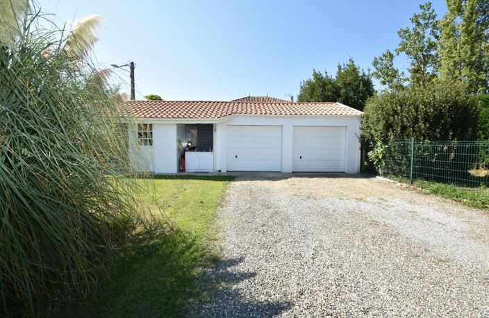 SAINT-SEVER – BELLE PROPRIÉTÉ AVEC DEUX HABITATIONS, PISCINE CHAUFFÉE ET TRIPLE GARAGE — photo 4