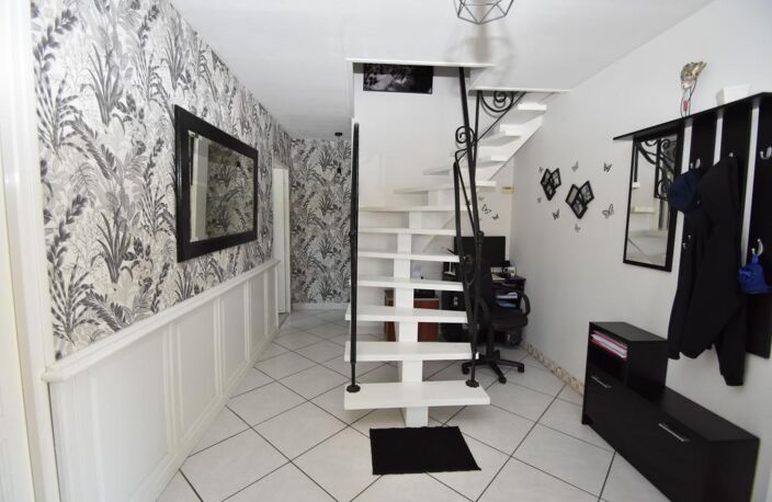 SAINT-SEVER – BELLE PROPRIÉTÉ AVEC DEUX HABITATIONS, PISCINE CHAUFFÉE ET TRIPLE GARAGE — photo 5