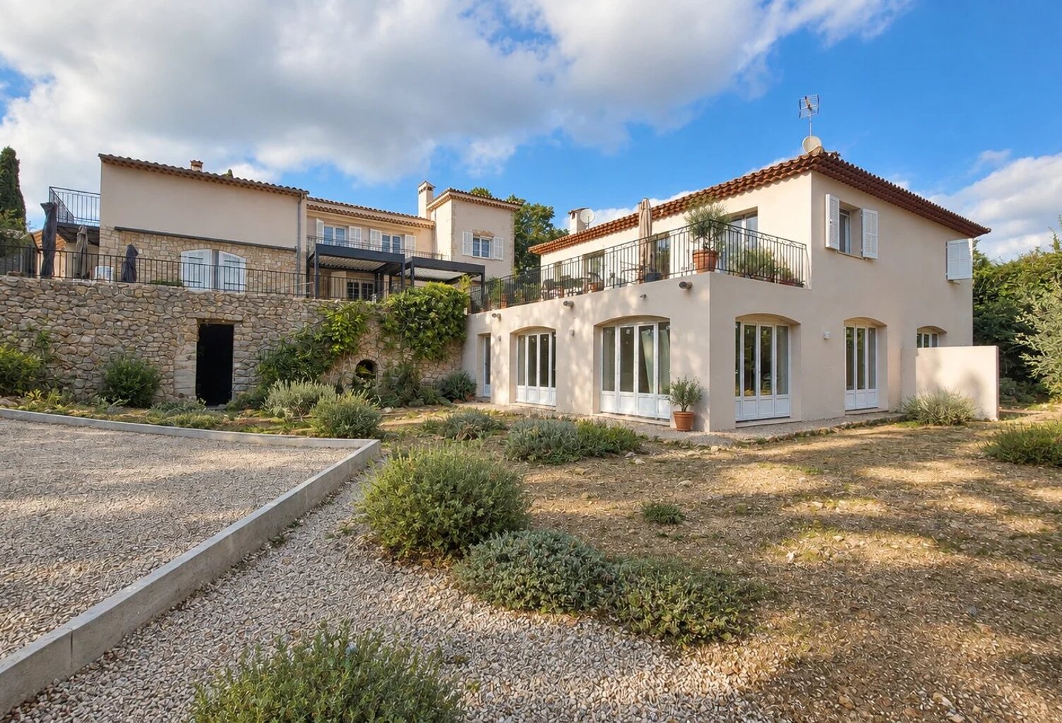 MOUANS-SARTOUX – MAGNIFIQUE REZ-DE-MAISON 4 PIÈCES DE 83 M² AVEC — photo 1