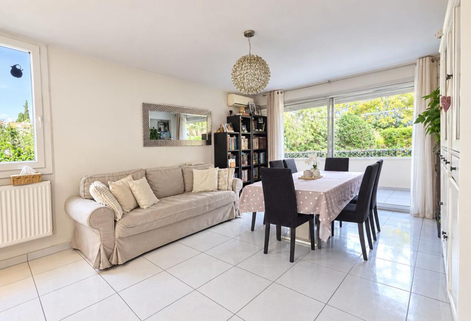 Appartement À Vendre T4 Lumineux de 81,48 m²-  Terrasse - Cave - Place de parking - Secteur St Tronc 13010 — photo 1