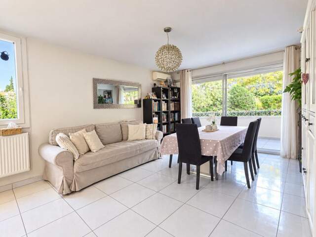 Appartement À Vendre T4 Lumineux de 81,48 m²-  Terrasse - Cave - Place de parking - Secteur St Tronc 13010 — photo du bien