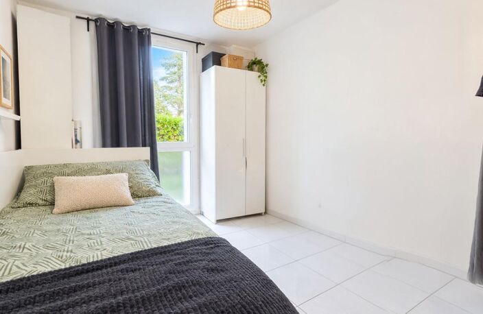 Appartement À Vendre T4 Lumineux de 81,48 m²-  Terrasse - Cave - Place de parking - Secteur St Tronc 13010 — photo 4