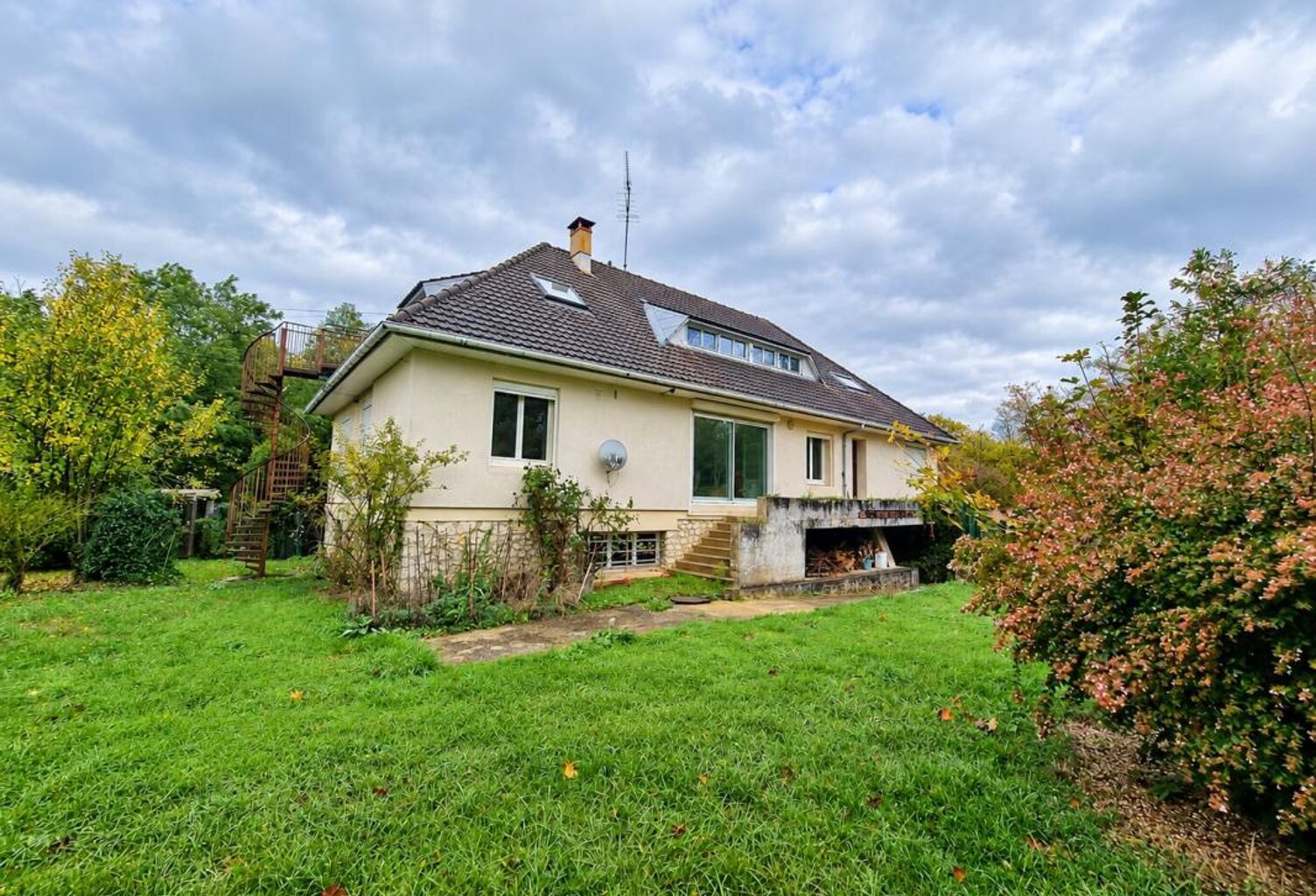 UNE MAISON AUX VOLUMES EXCEPTIONNELS ET AU POTENTIEL RARE ! — photo 1