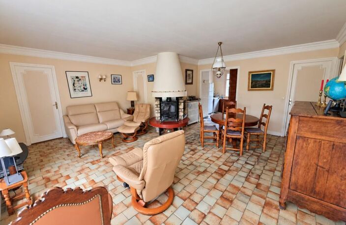 UNE MAISON AUX VOLUMES EXCEPTIONNELS ET AU POTENTIEL RARE ! — photo 3
