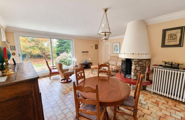 UNE MAISON AUX VOLUMES EXCEPTIONNELS ET AU POTENTIEL RARE ! — photo 4