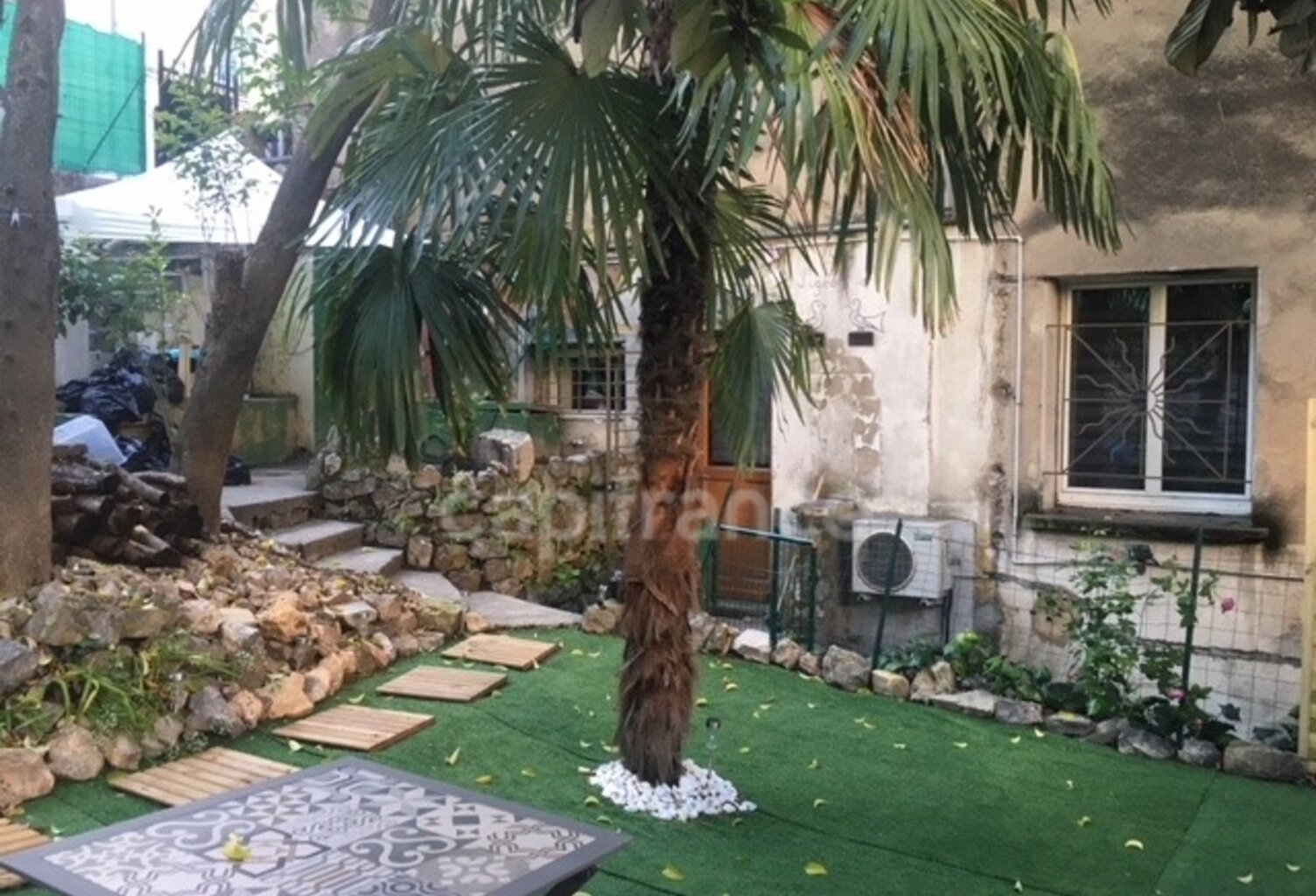 Immeuble à vendre DRAGUIGNAN (83), Taux de rentabilité net de 7,6 %, 4 appartements rénovés, jardin de 80 m² !! — photo 1