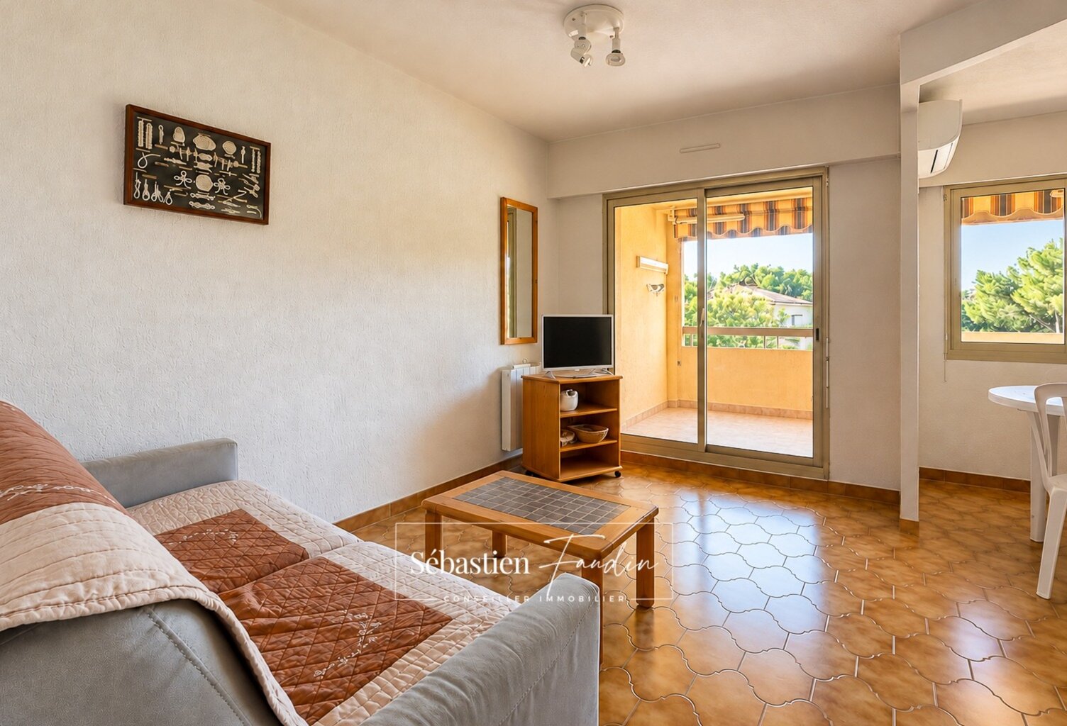 Appartement à vendre 1 pièce Six-Fours-les-Plages (83) - terrasse 11 m² exposée sud - coin nuit - domaine de La Coudoulière - piscine - tennis - proche mer - stationnement facile — photo 1