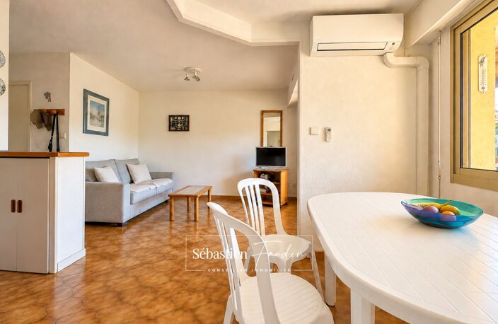 Appartement à vendre 1 pièce Six-Fours-les-Plages (83) - terrasse 11 m² exposée sud - coin nuit - domaine de La Coudoulière - piscine - tennis - proche mer - stationnement facile — photo 3