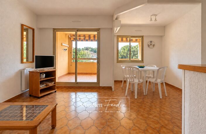 Appartement à vendre 1 pièce Six-Fours-les-Plages (83) - terrasse 11 m² exposée sud - coin nuit - domaine de La Coudoulière - piscine - tennis - proche mer - stationnement facile — photo 4