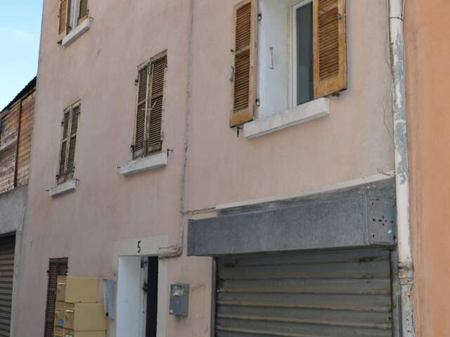 Immeuble à vendre Toulon Belle rentabilité 5 studios meublés et garage — photo du bien
