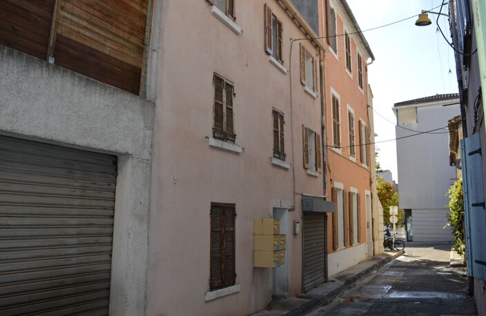 Immeuble à vendre Toulon Belle rentabilité 5 studios meublés et garage — photo 3