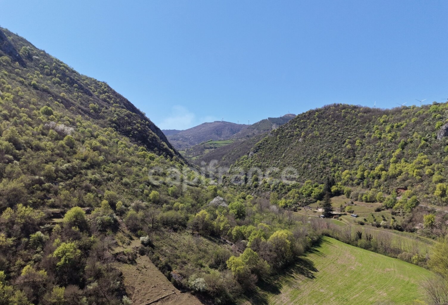 Terres et bâtis d'activités de 256 m² sur 20 hectares (203 000 m²) — photo 1