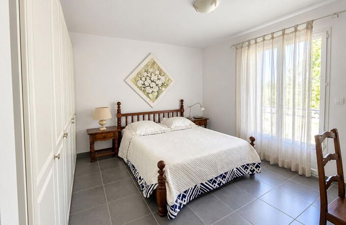 SAINT-RÉMY-DE-PROVENCE -  APPARTEMENT T3 DE 113 M² AVEC TERRASSE, GARAGE FERMÉ ET PARKING — photo 4