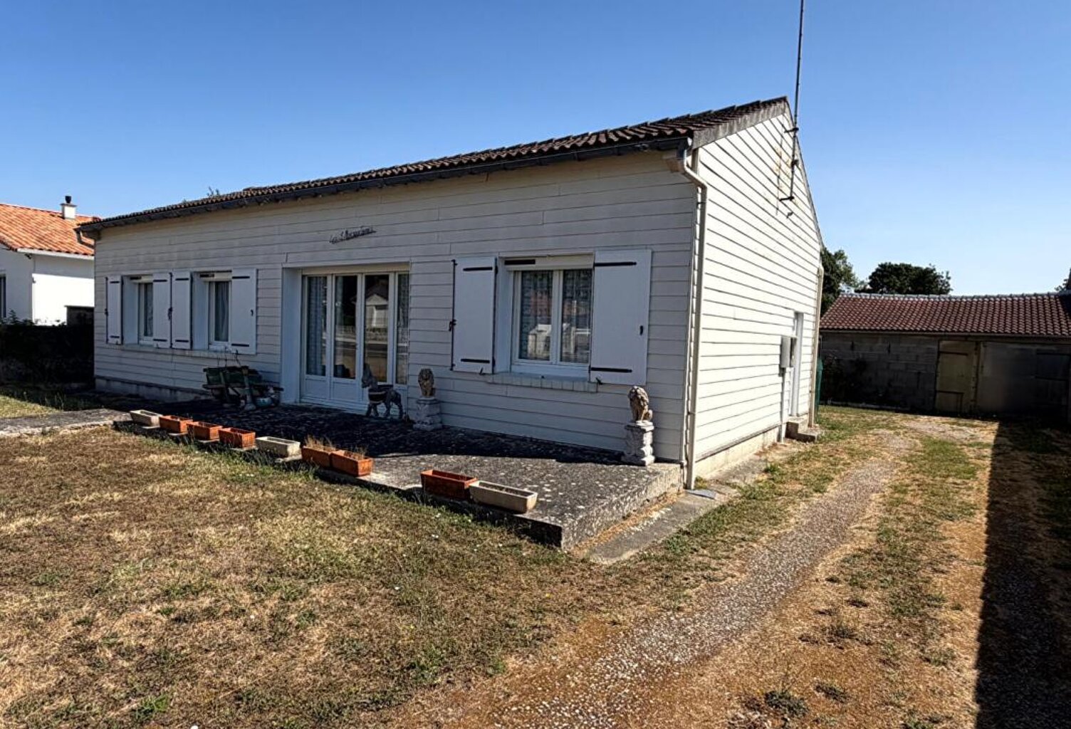 A Saujon  ensemble immobilier de plain pied de 115 m2  sur 1324 m2 de terrain — photo 1