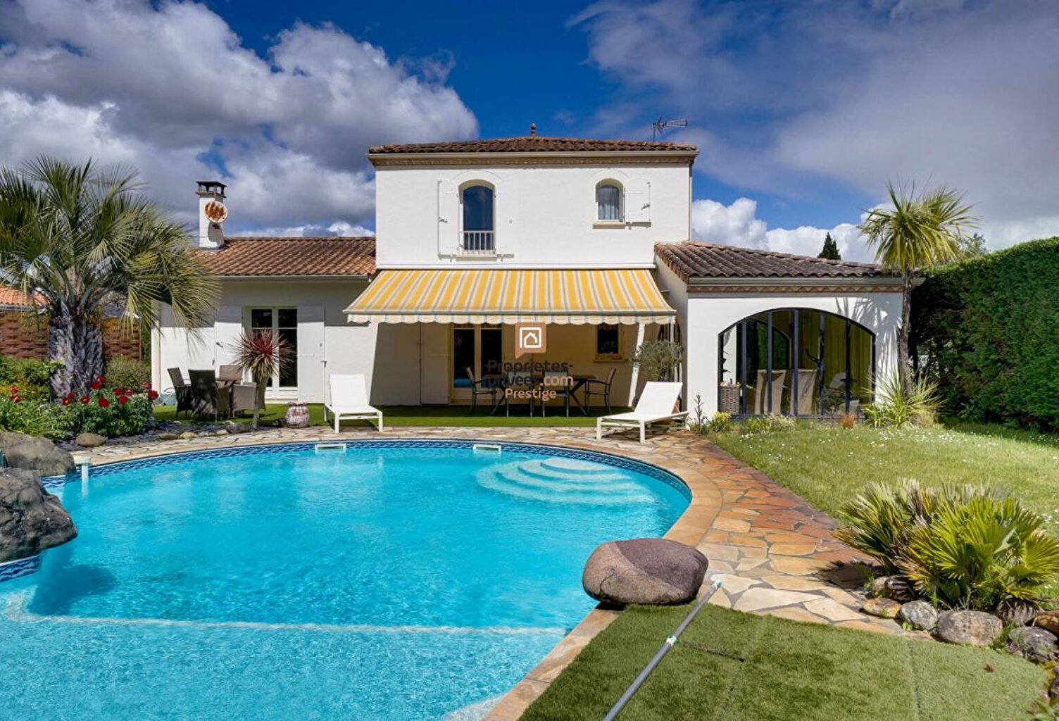 DEPT 33  Mérignac - Maison d'exception 8 pièce(s) 181 m2 avec jardin paysagé et piscine au sel chauffée — photo 1