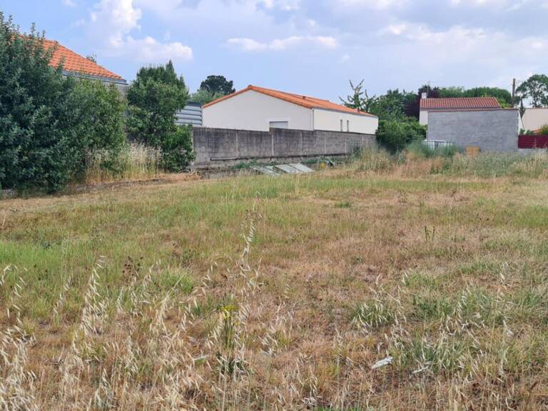 Terrain constructible La Chapelle Heulin 621 M² avec abri de jardin (17 M²) et préau (14 M²) — photo 1