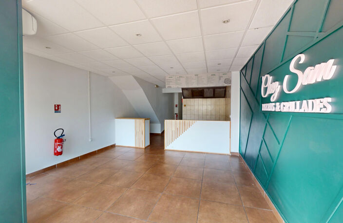 IMMEUBLE DE RAPPORT  MIXTE - 124m2  LOCAL + T3 - 199 000EUR — photo 2