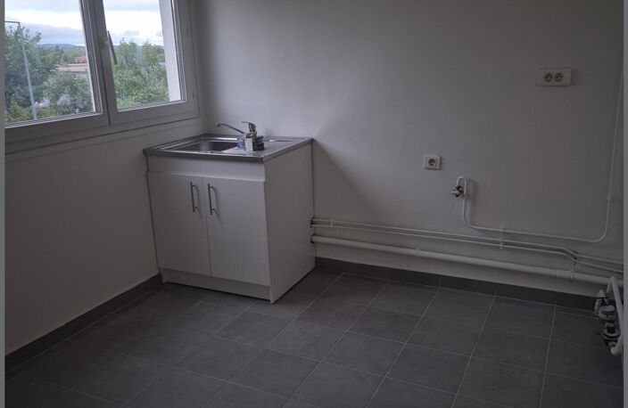 T3 Traversant avec balcon et cave — photo 3