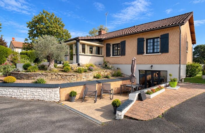 Maison familiale avec sous-sol aménagé et dépendances — photo 2
