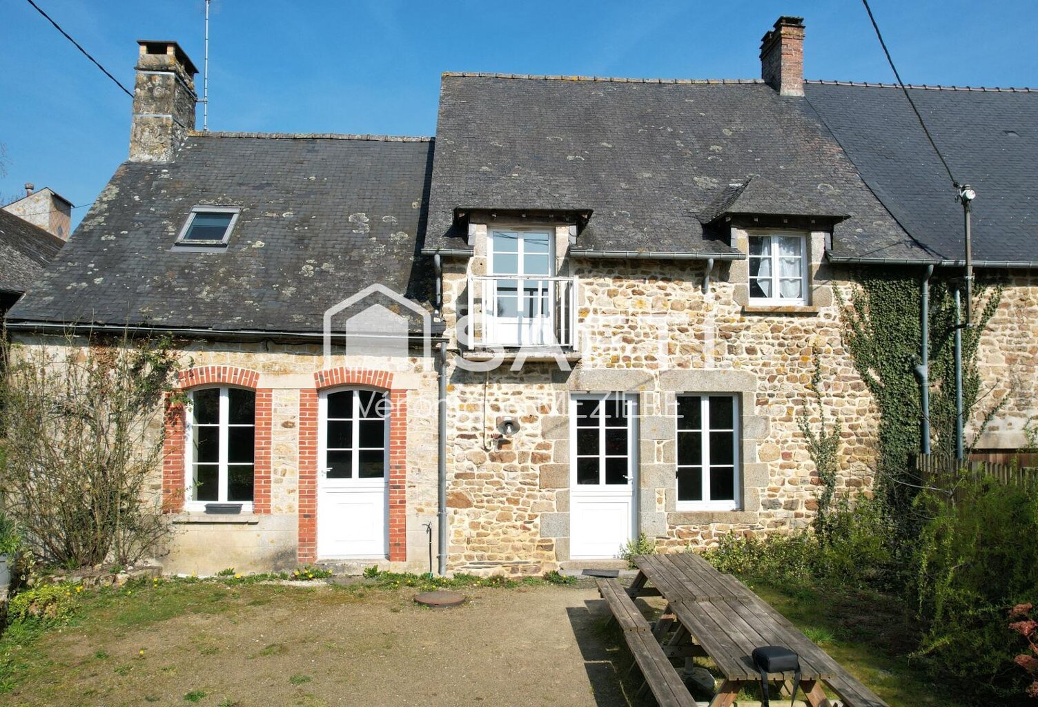 MAISON EN PIERRE ET DEPENDANCES — photo 1
