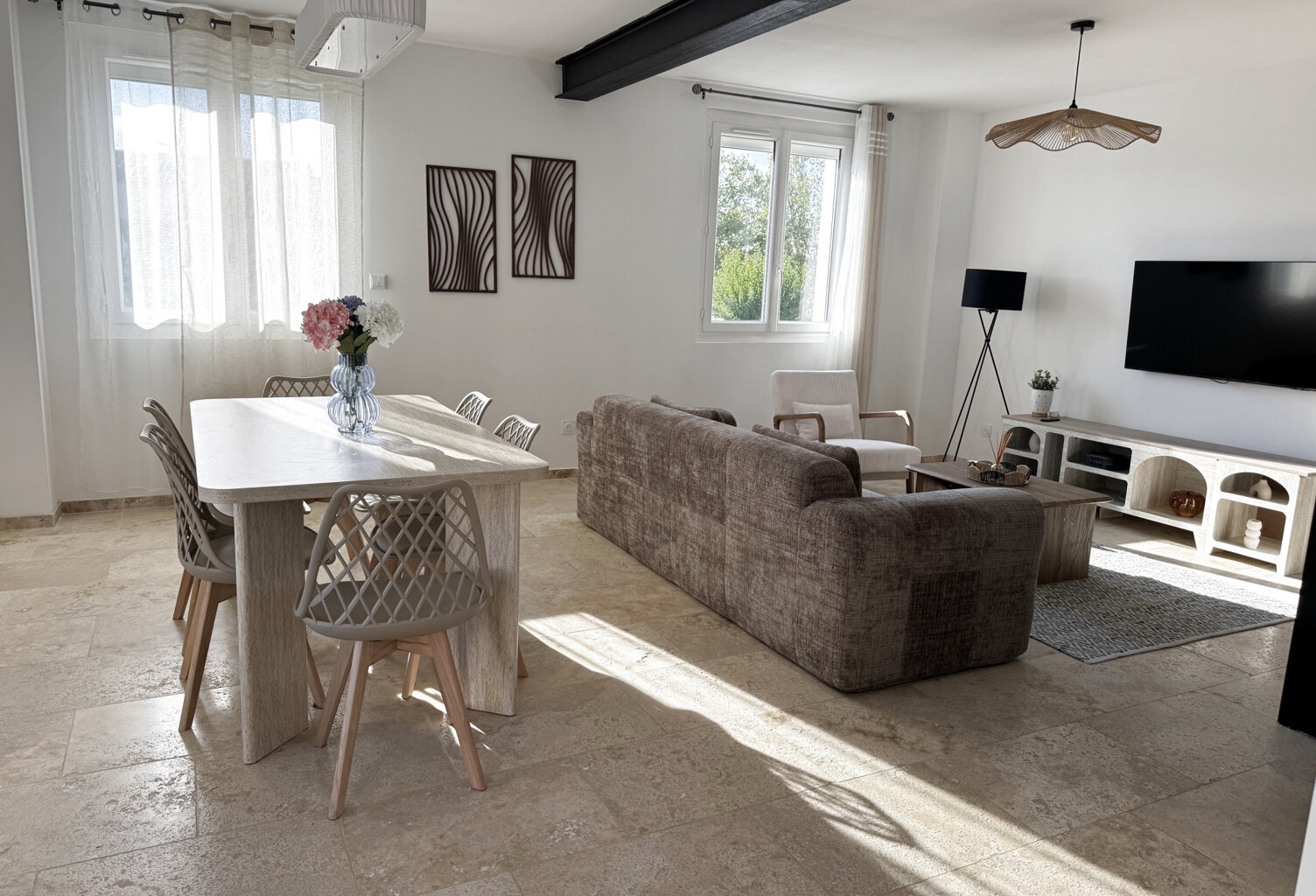 10 minutes de Nîmes, Maison de ville rénovée avec goût, 90 m2, 3 chambres, sur parcelle de 155 m2, proche écol — photo 1