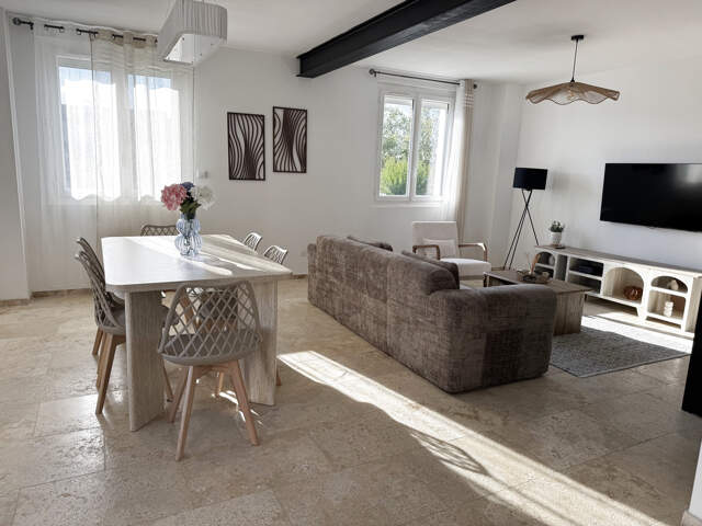 10 minutes de Nîmes, Maison de ville rénovée avec goût, 90 m2, 3 chambres, sur parcelle de 155 m2, proche écol — photo du bien