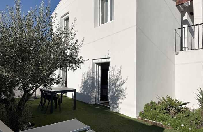 10 minutes de Nîmes, Maison de ville rénovée avec goût, 90 m2, 3 chambres, sur parcelle de 155 m2, proche écol — photo 2