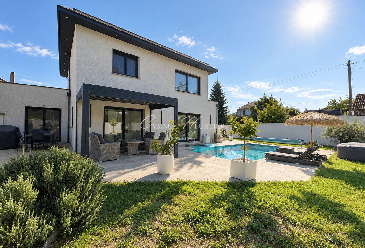 Villa contemporaine récente avec piscine distinguée — photo 1