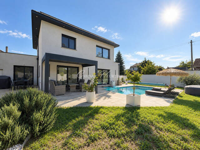 Villa contemporaine récente avec piscine distinguée — photo du bien
