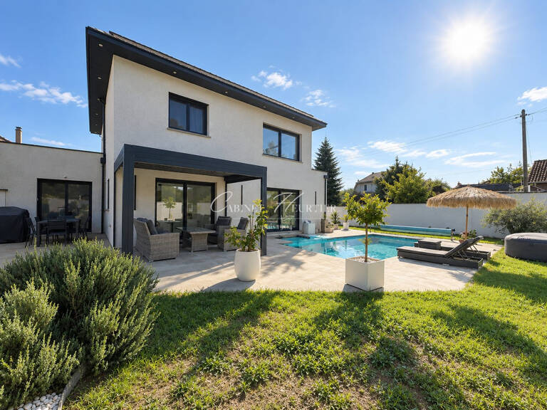Villa contemporaine récente avec piscine distinguée — photo 1
