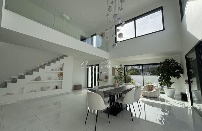 Villa contemporaine récente avec piscine distinguée — photo 2