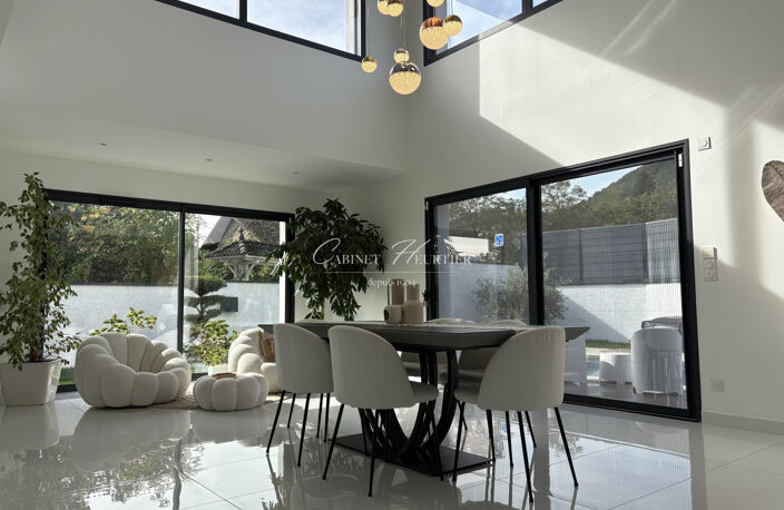 Villa contemporaine récente avec piscine distinguée — photo 3