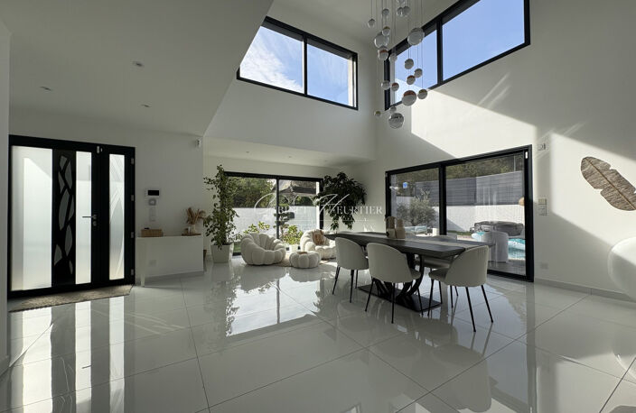 Villa contemporaine récente avec piscine distinguée — photo 4