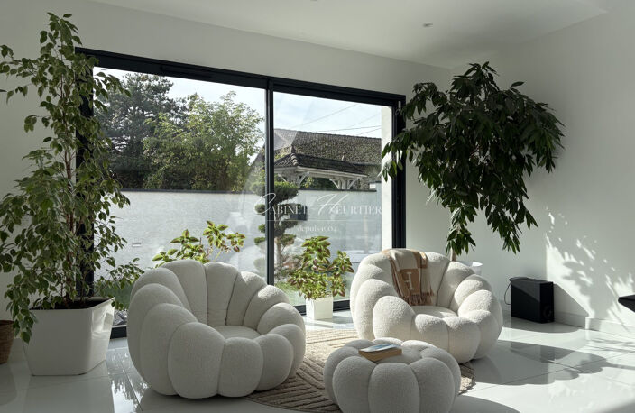 Villa contemporaine récente avec piscine distinguée — photo 5