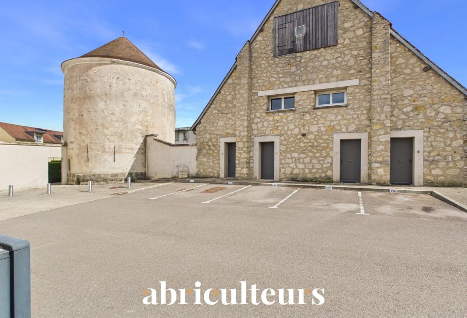 Survilliers : T2 48 m² rénové ancienne Grange Dîmière avec jardin et terrasse — Résidence de standing au calme — photo 1
