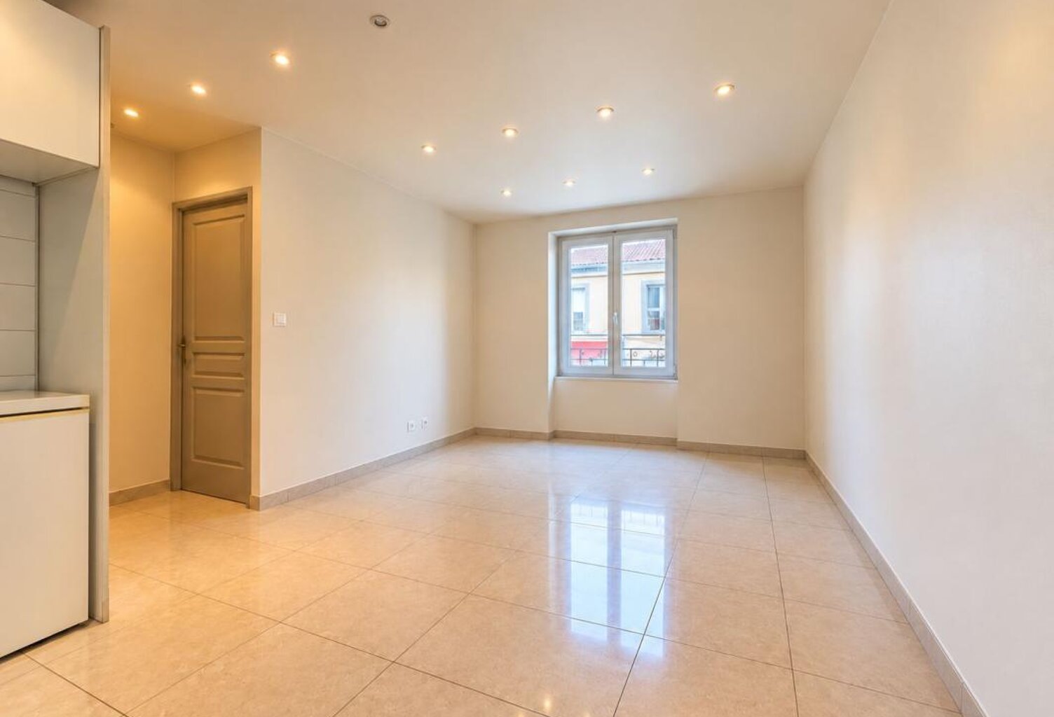 À vendre – Appartement 3 pièces à Sathonay-Camp - — photo 1