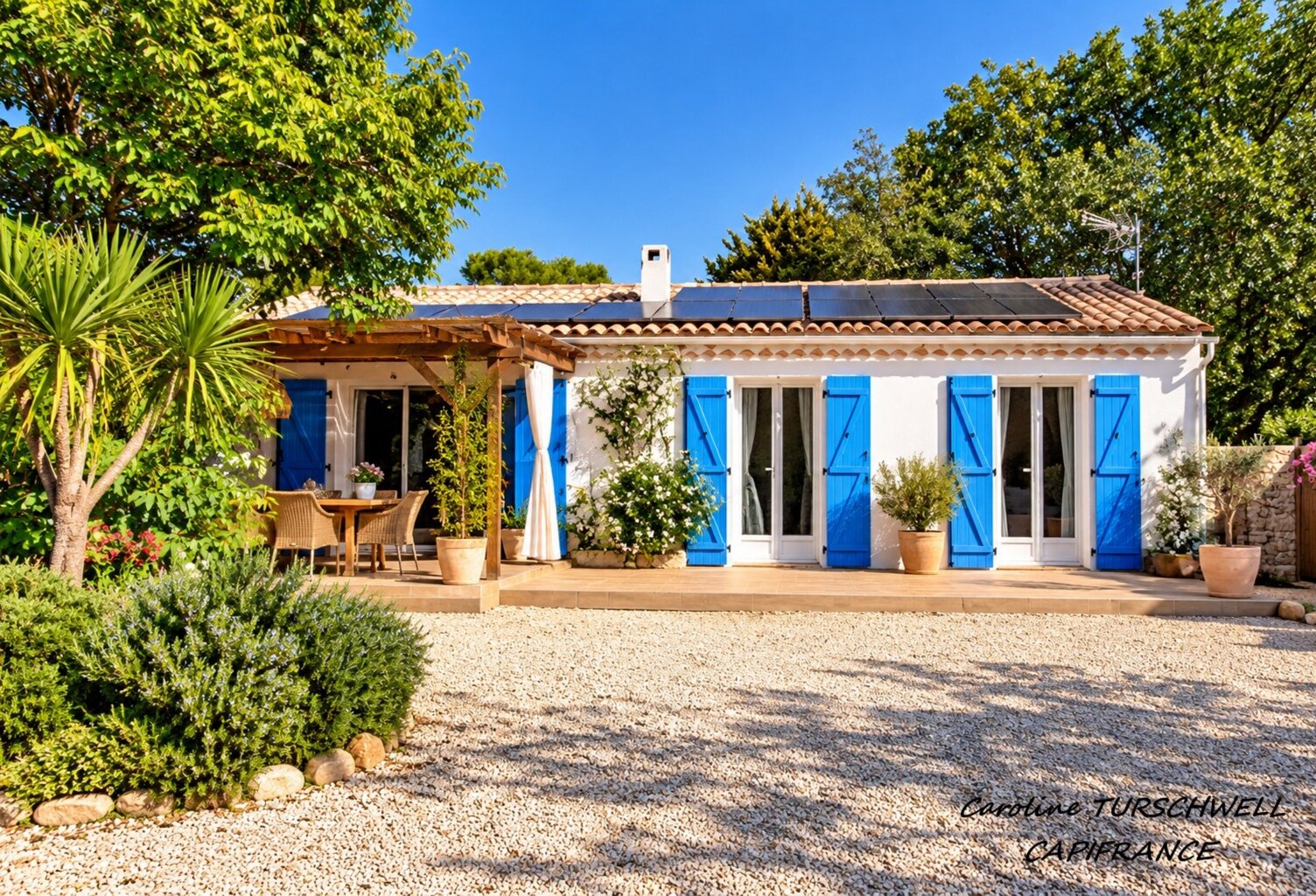 ROCBARON (83) - TRES JOLIE MAISON DE PLAIN PIED SUR 700 M² - 3 CHAMBRES - GRAND GARAGE - 2 CABANONS EN DUR — photo 1