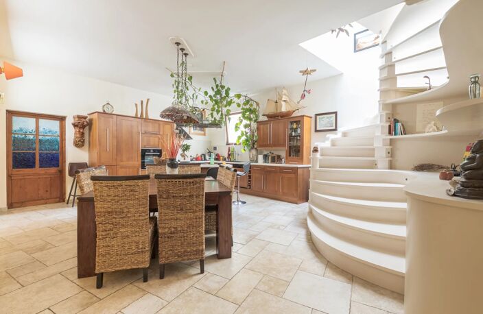 EXCLUSIVITÉ - UNE ADRESSE D’EXCEPTION AU CŒUR DE LA VILLE FORTIFIÉE — photo 2