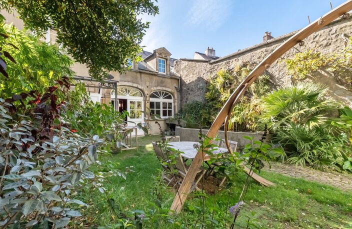 EXCLUSIVITÉ - UNE ADRESSE D’EXCEPTION AU CŒUR DE LA VILLE FORTIFIÉE — photo 3