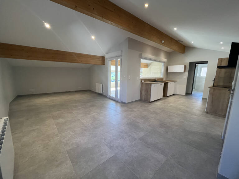 Appartement T3 entièrement rénové à Savas (07430) — photo 1