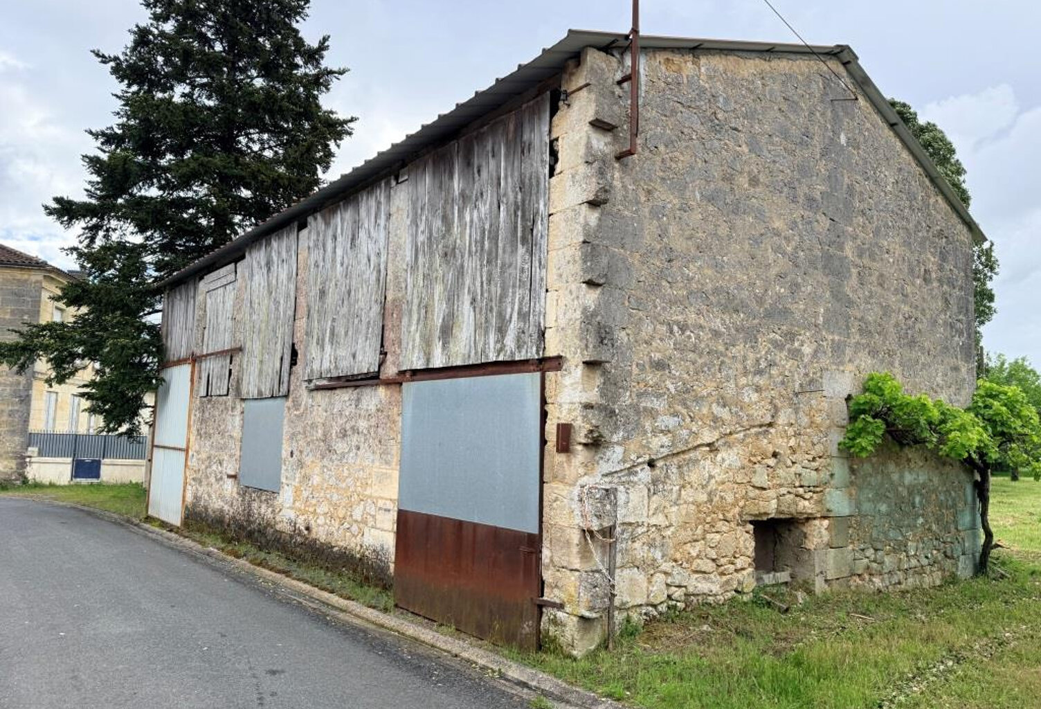 TEUILLAC GRANGE A TRANSFORMER EN HABITATION — photo 1