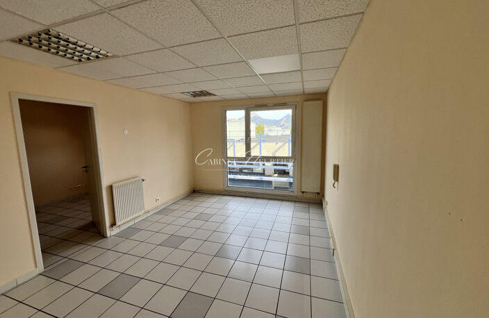 ECHIROLLES: locaux de 60m² dans MEDICENTRE 1 — photo 3