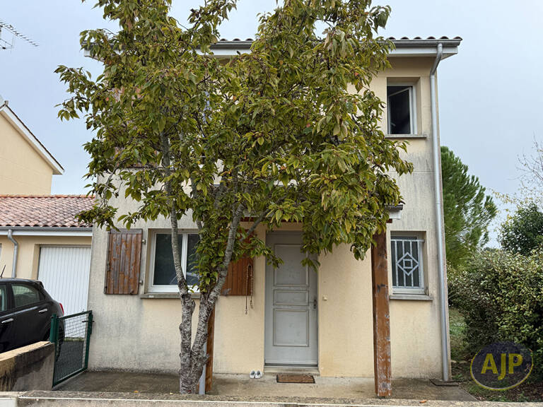 Maison Saint Jean d' Angely trois chambres 83.7 m2 — photo 1