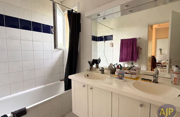 Maison Saint Jean d' Angely trois chambres 83.7 m2 — photo 3
