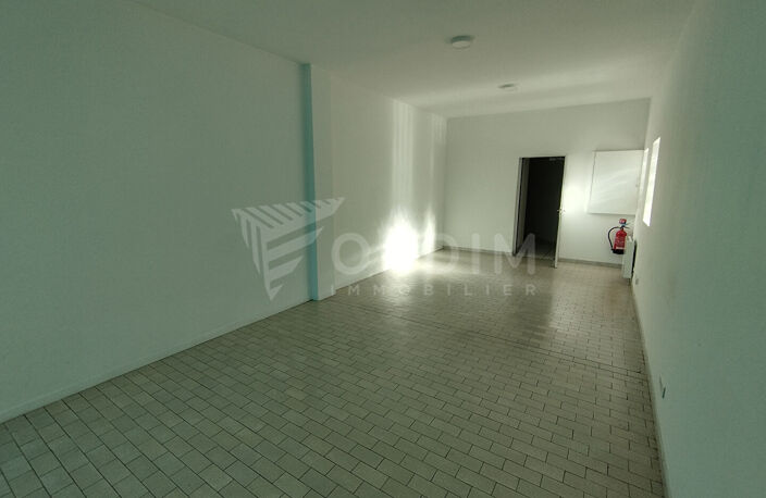 AUXERRE SECTEUR GARE SNCF LOCAL 123.85m2 - BUREAUX  36.81M² - DEPOT 87.04M² — photo 4
