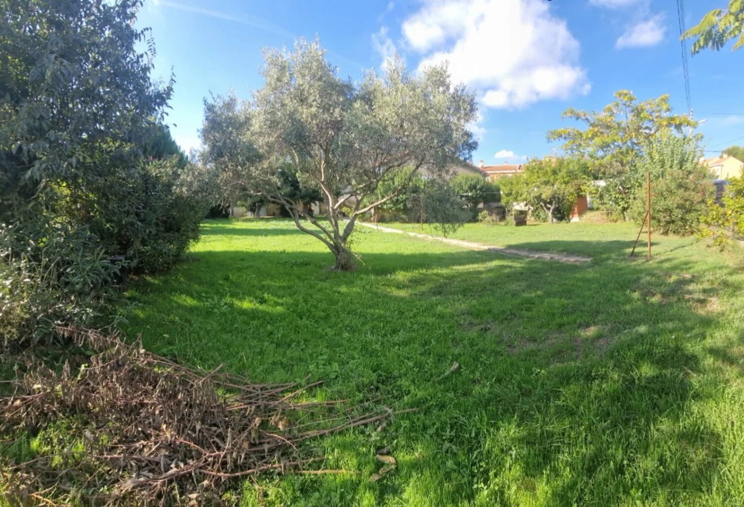 Terrain constructible de 470 m² à Salon-de-Provence — photo 1