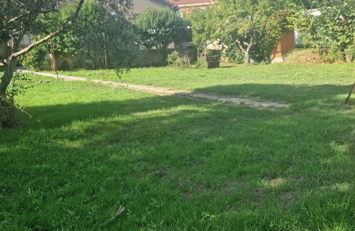 Terrain constructible de 470 m² à Salon-de-Provence — photo 2