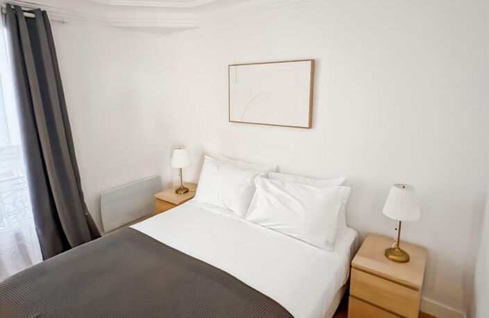 Paris 9e - 51 m² de caractère, parquet et cheminée — photo 5