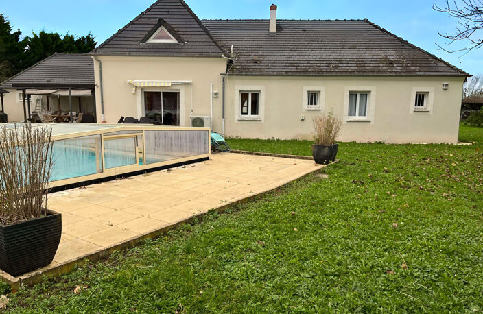 À Saint-Parize-Le-Châtel, propriété avec terrasse à acheter — photo 2