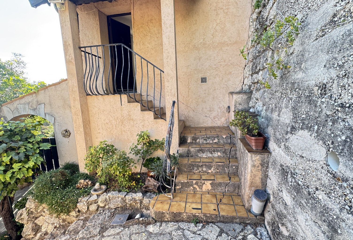 Grasse T1/T2 avec jardin de 200 m2 environ vue mer — photo 1